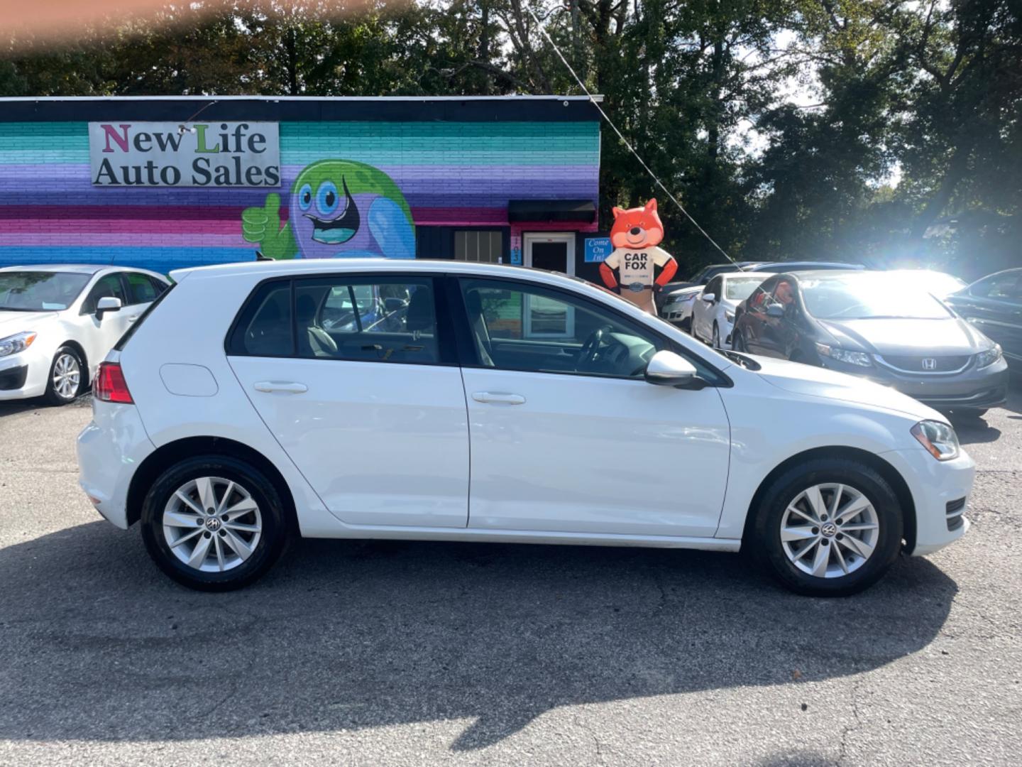 2016 WHITE VOLKSWAGEN GOLF S (3VW217AU9GM) with an 1.8L engine, Automatic transmission, located at 5103 Dorchester Rd., Charleston, SC, 29418-5607, (843) 767-1122, 36.245171, -115.228050 - Photo#5